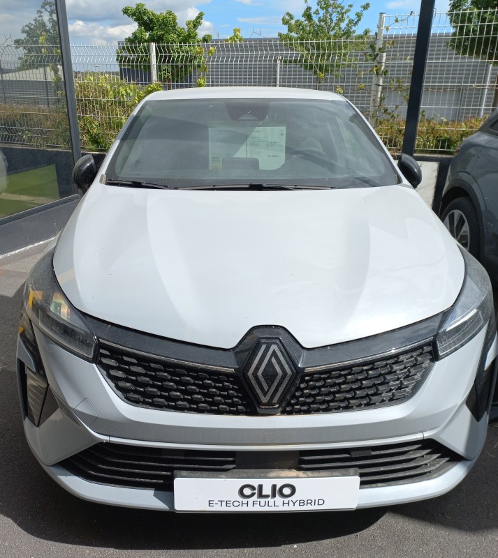 vente d'une voiture Renault Clio techno eTech full hybride 145 sur Castries proche de Saint-Aunès
