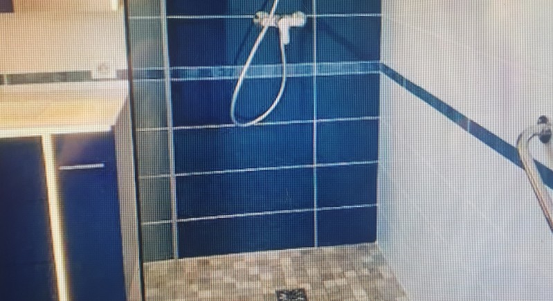 Rénovation d'une salle de bain avec douche it
alienne à codognan dans le Gard