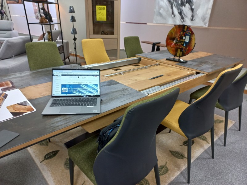 grande table moderne en bois céramique à Pezenas proche de Beziers
