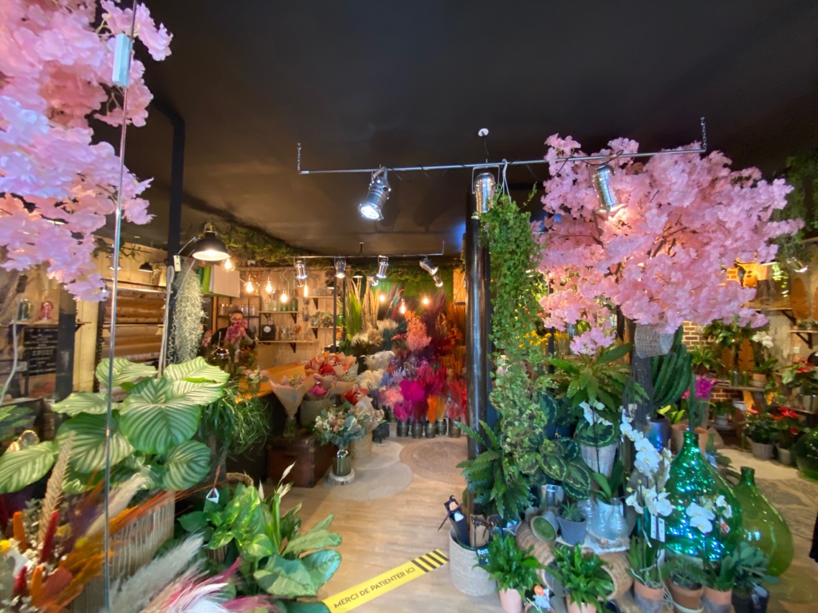 meuble et décoration tendance pour magasin de mode à Aubagne