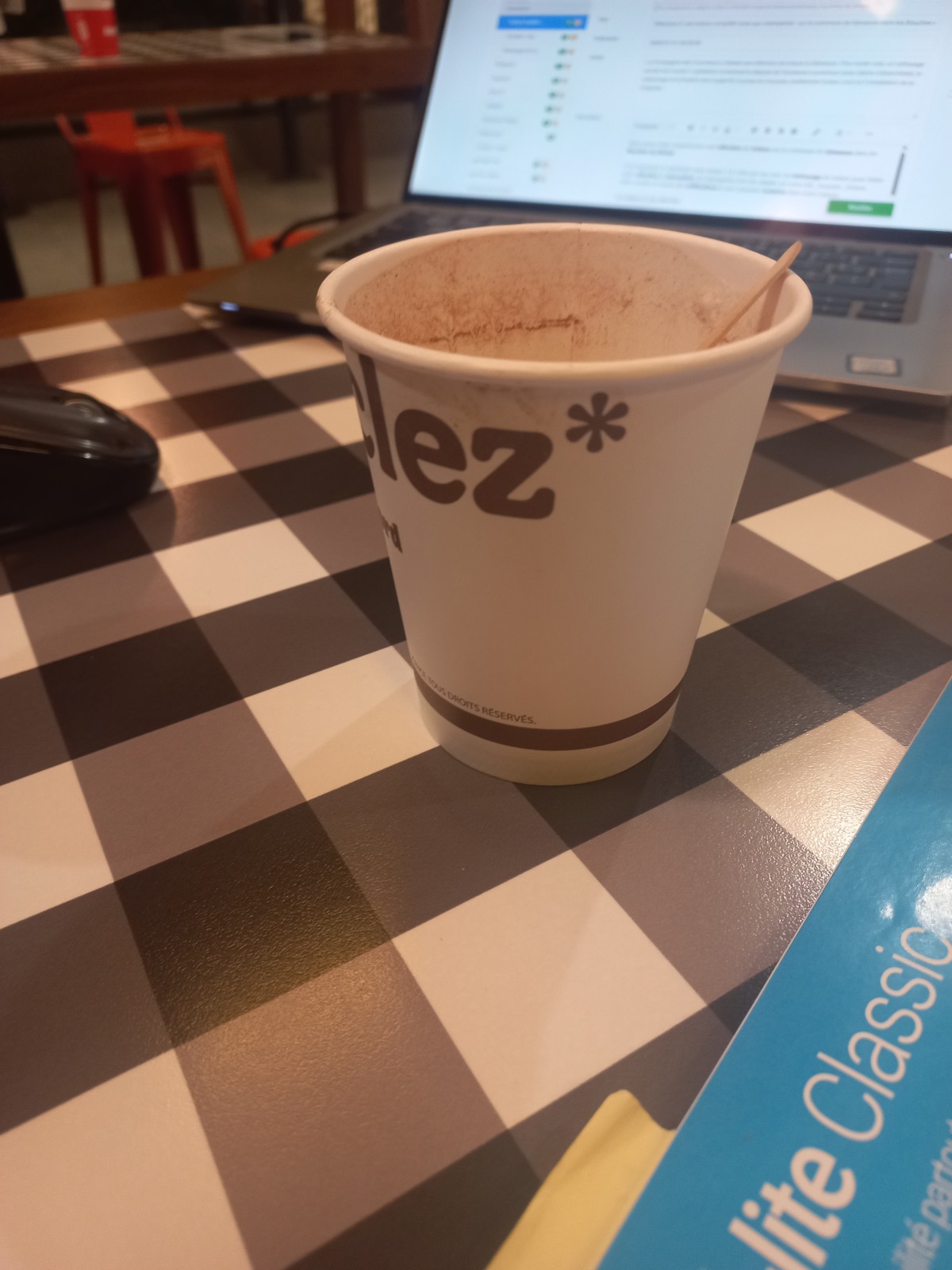 idée déco pour une boutique de vêtement à Marseille centre commercial