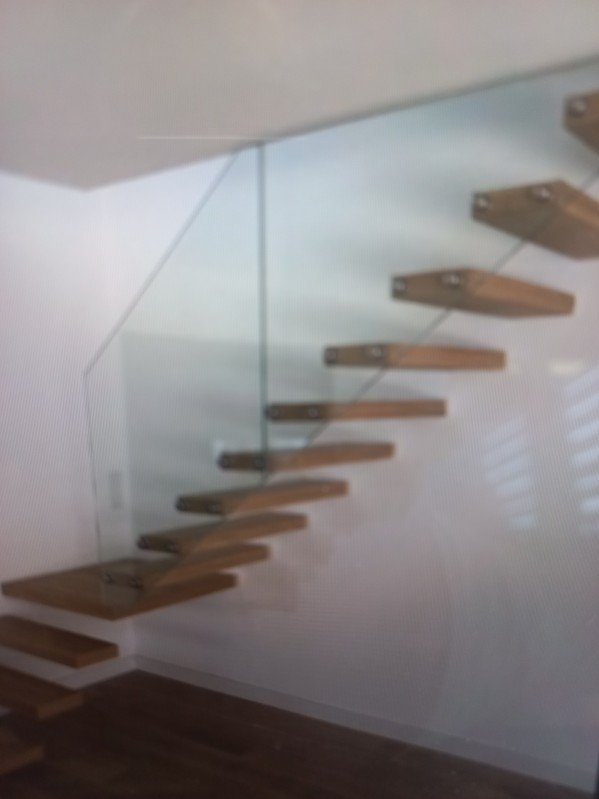 fabrication et pose d'un escalier moderne suspendu à Mulhouse à côté de Colmar