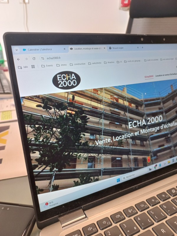 location et montage complet d'un échafaudage pour travaux de façade sur un immeuble haussmannien à Marseille 13012 je