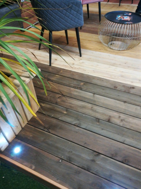 Réalisation d'une terrasse en bois en Cumaru clair autour d'une pisince sur Nîmes dans le Gard