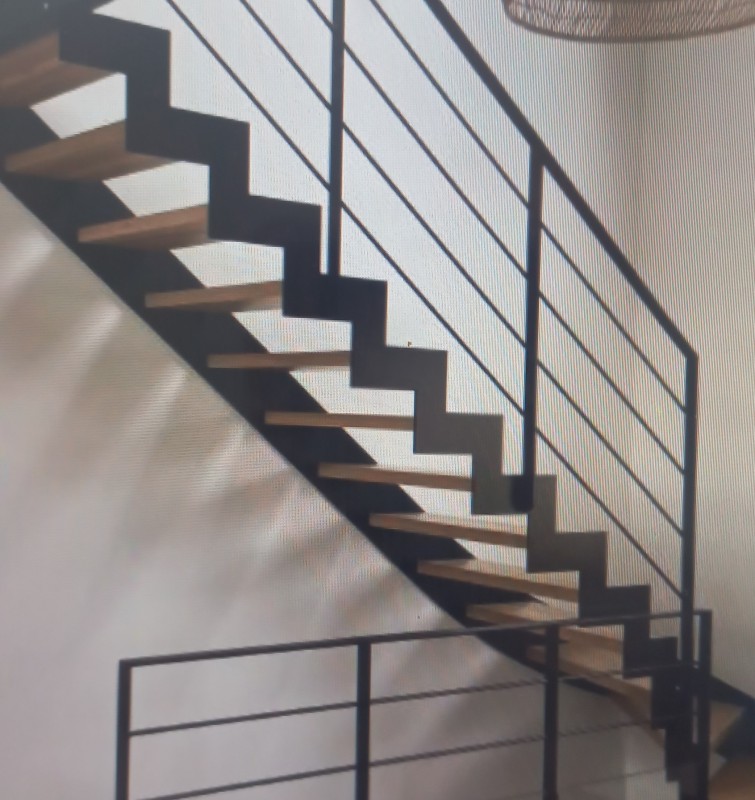 entreprise de menuiserie pour pose d'un escalier métal quart tournant à Uzès dans le Gard
