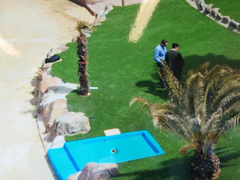 Pose et installation d'une pelouse artificielle d'une surface de 450 mètres carrés autour de piscine à Montpellier à côté de Lunel