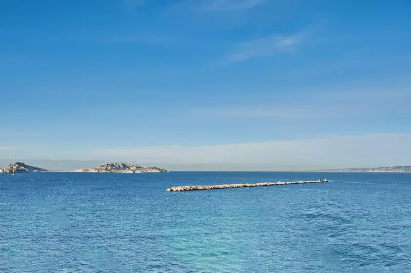 Vue panoramique mer depuis la terrasse de l'appartement duplex Marseille 13007