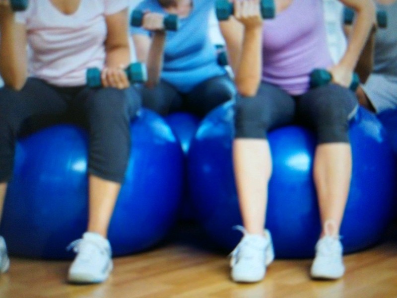 Coach sportif pour sport en petit groupe de séniors ou de femmes à l'extérieur Nîmes à côté d'Arles