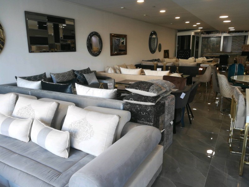 Où trouver un magasin de meubles vendant des canapés d'angle design sur mesure à Montpellier à côté de Mauguio