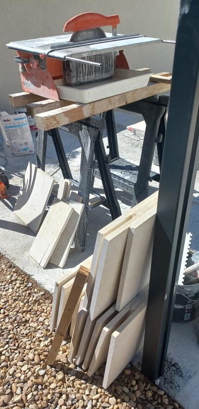 carreleur pour renovation d'une terrasse de piscine a la grande Motte proche du grau du roi