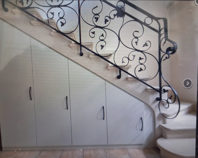 pose et  installation d'un meuble d'entrée design et contemporain dans couloir d'un appartement sur Saint-Priest à côté de Vienne