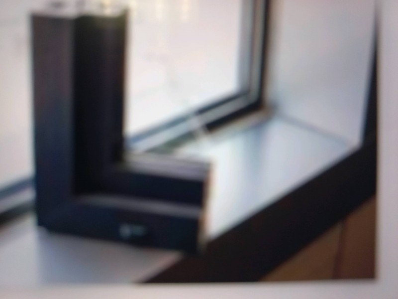 Installation et rénovation d'une fenêtre en bois par une baie vitrée aluminium devant tout sur Nîmes à côté d'Arles