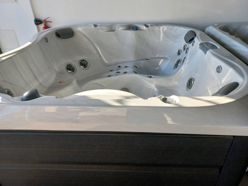 Où trouver un spa haut de gamme de la marque jacuzzi à Juvignac proche de Montpellier dans l'Hérault 34