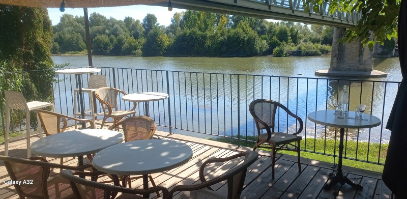 restaurant ouvert le dimanche avec terrasse sur vue rivière proche de Nîmes et Uzès