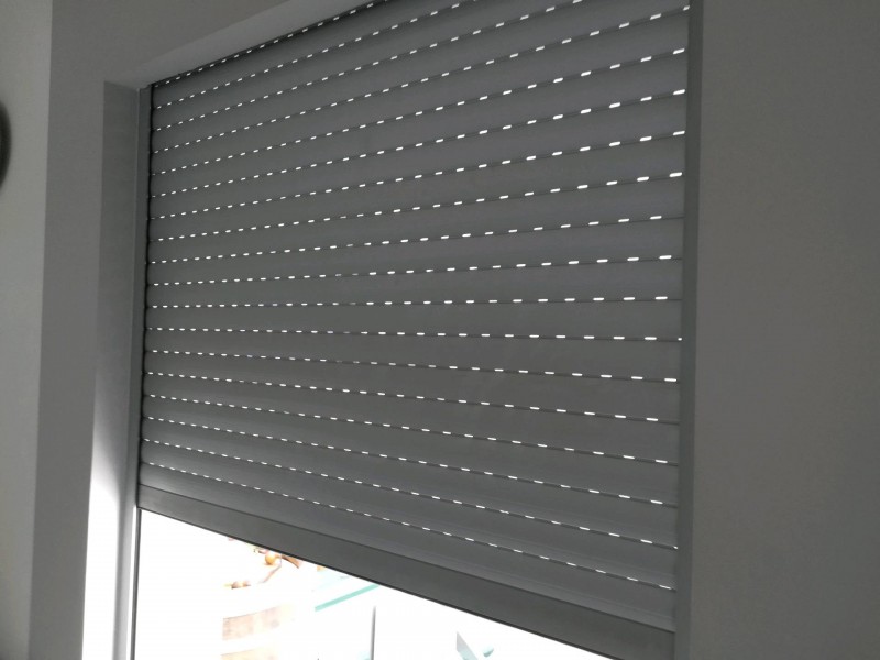 Installation et pose d'un volet roulant motorisé dans un appartement de La Grande-Motte à côté d'Aigues-Mortes