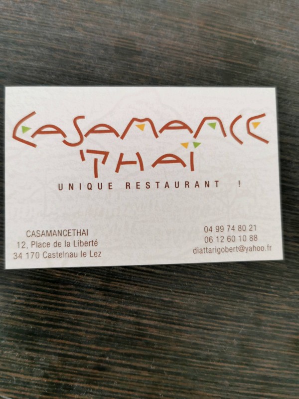 Spécialité pad thaï au poulet avec sauce épicée cacahuète sur lit de riz préparé à Castelnau le lez proche de Montpellier