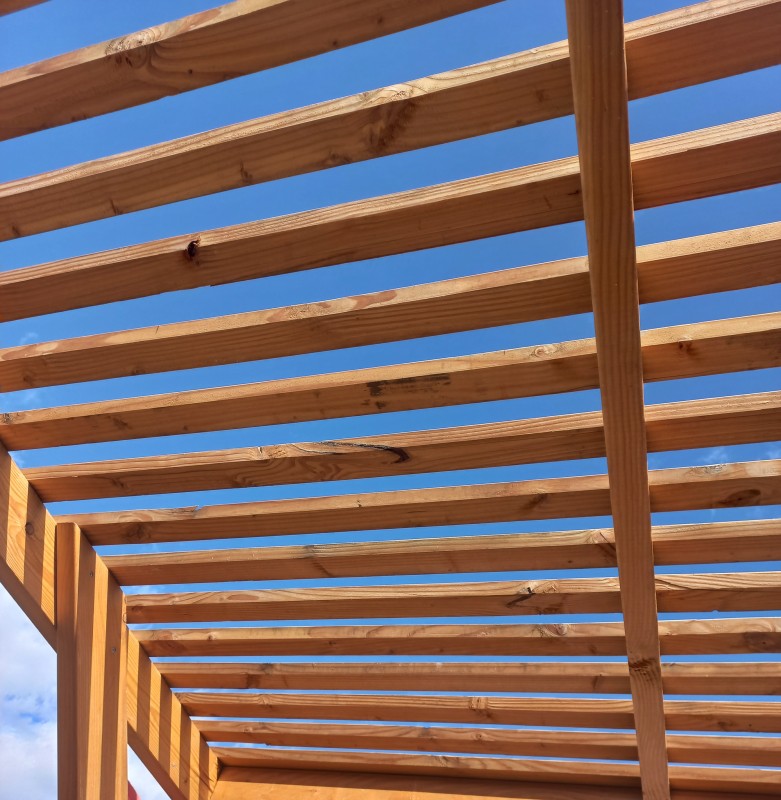 installation et pose d'un carport solaire en bois comme abri de voiture sur Nîmes proche d'Arles