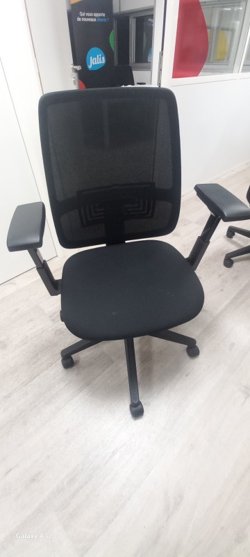 magasin de mobilier de bureau pour fauteuil noir à accoudoir sur roulette sur Nîmes proche d'Arles 

