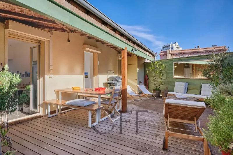Espace extérieur avec terrasse et vue exceptionnelle sur la mer à Marseille 13007