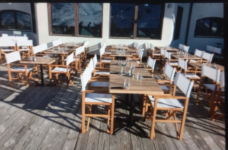 installation de la nouvelle terrasse d'un restaurant dans la station de Val Thorens dans les Alpes