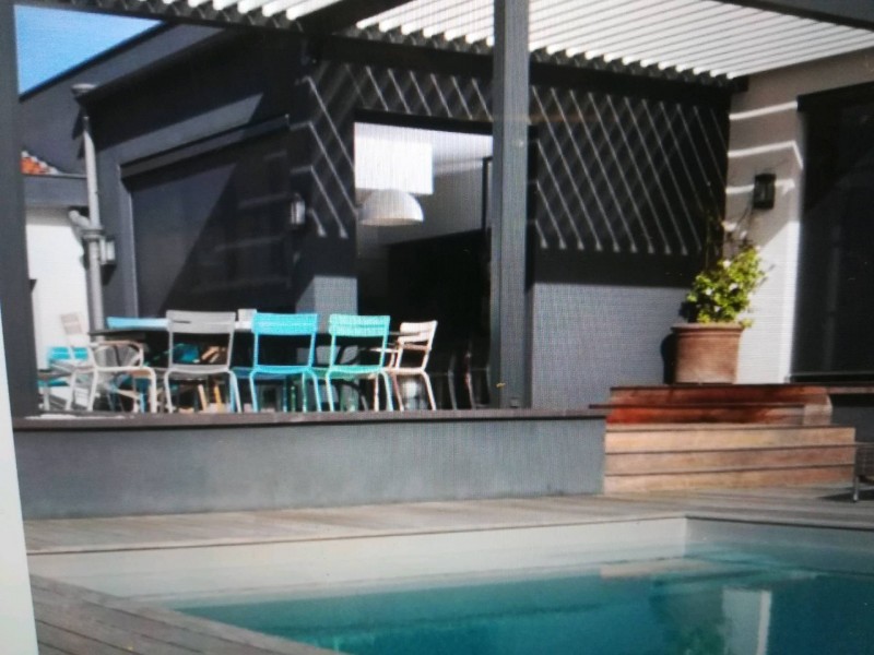 Installation et pose d'une pergola bioclimatique adossée sur une villa à Nîmes à côté de remoulins