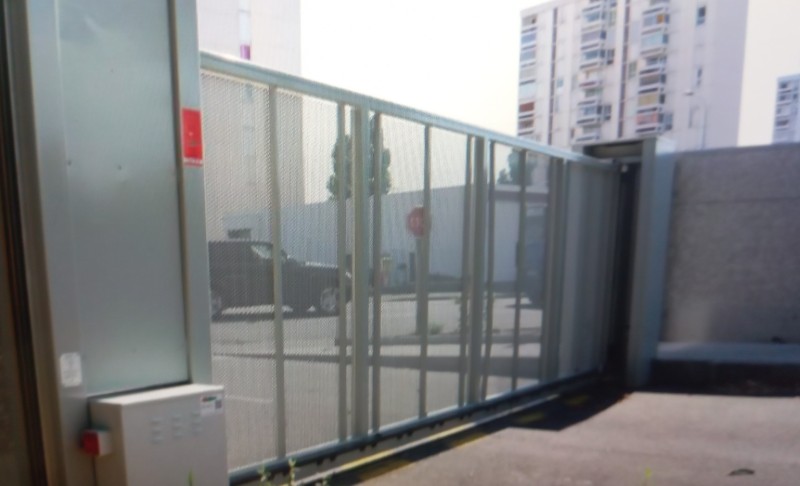 installation de 15 portes en rideau métallique dans un entrepôt industriel sur Lyon proche Saint-Étienne