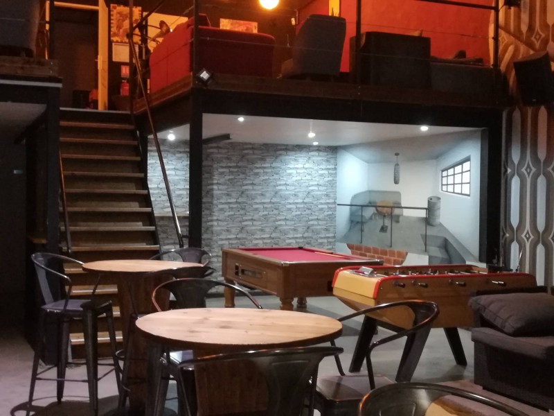 où passer une bonne soirée pour jouer au baby-foot aux fléchettes dans un bar musical à Aigues-Mortes à côté de La Grande-Motte