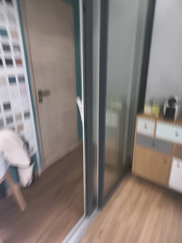 Rénovation de fenêtres en bois par des bains vitrées aluminium devant toi Lunel à côté de Nîmes