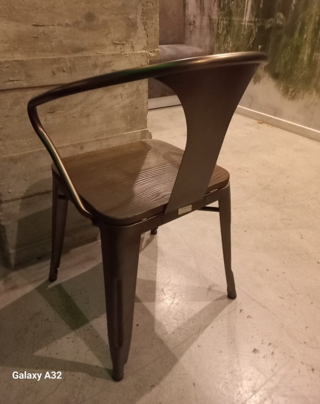 où acheter dans un magasin de meuble une chaise industrielle en bois et métal sur Nîmes à côté d'Arles