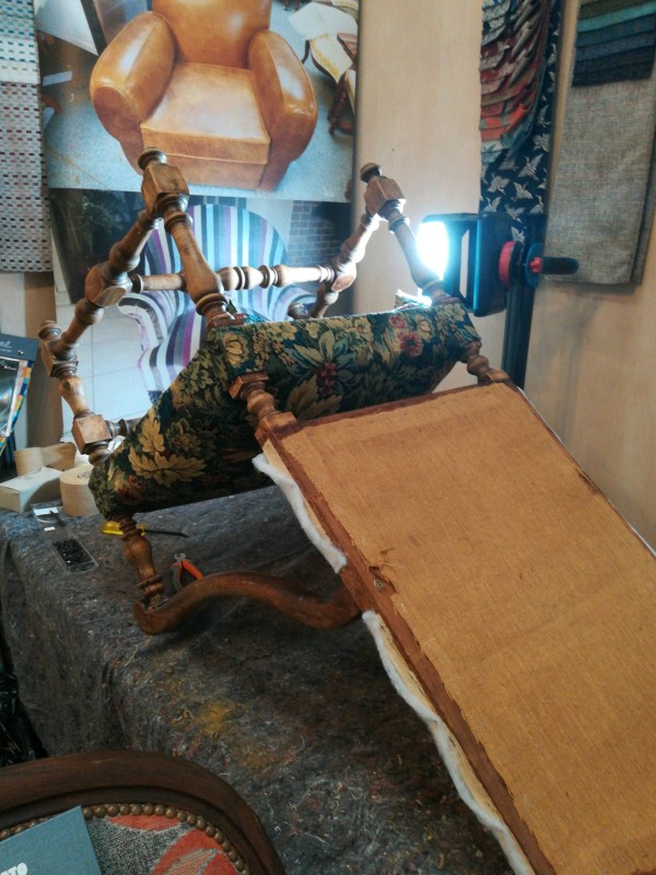 Restauration et rénovation d'un fauteuil Louis XIII complète molten âge tissu sur Montpellier à côté de Béziers