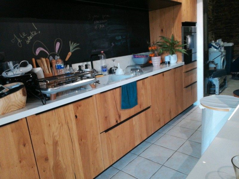 Installation et pose d'une cuisine avec îlot central en placage bois sur Nîmes à côté de Remoulins