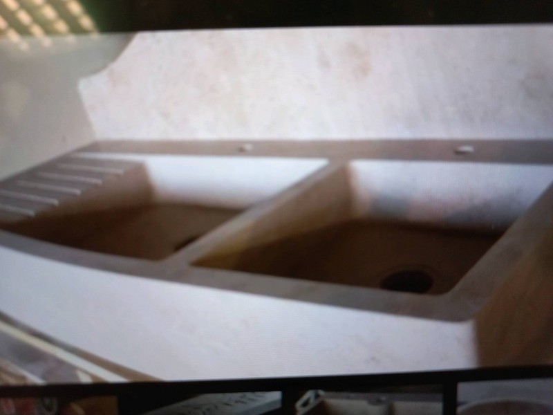 Où trouver artisan tailleur de pierre pour fabrication vasque en pierre à Lyon à côté de Saint-Étienne