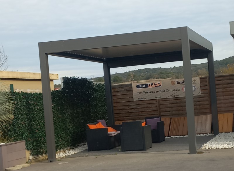 remplacement d'un store banne par une pergola bioclimatique adossée dans une villa de Sète à côté de Marseillan