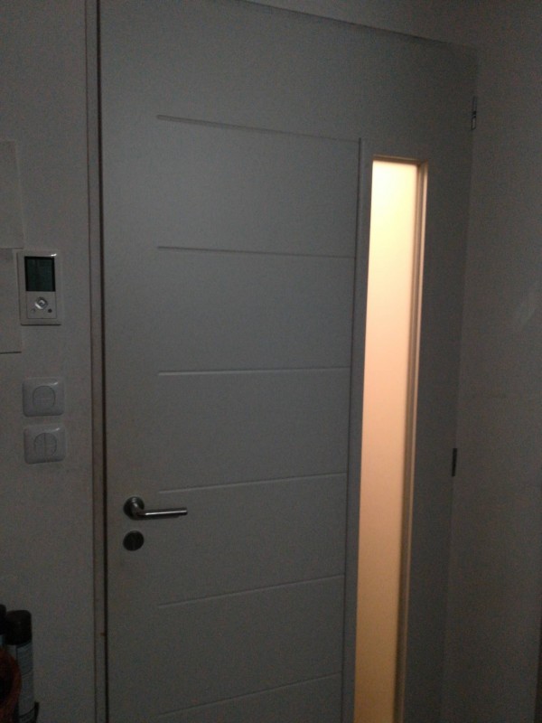 Pose d'une porte d'entrée en PVC blanc vitrée design à Saint-Hippolyte-du-Fort à côté de Ganges