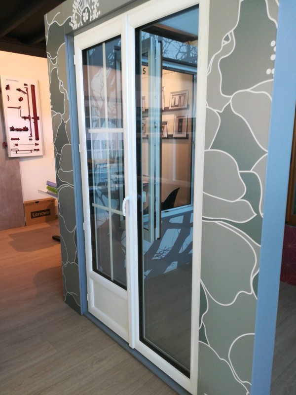 INstallation et rénovation d'une ancienne porte en bois de salon par une fenêtre à galandage sur Montpellier à côté de lattes