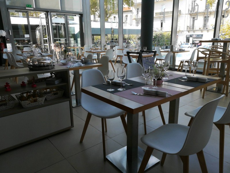 Boire un thé ou un chocolat chaud à Béziers dans le centre-ville sur une terrasse couverte