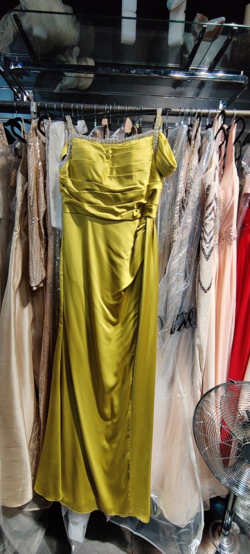 robe de soirée jaune lumineuse en satin avec strass en vente à Marseille