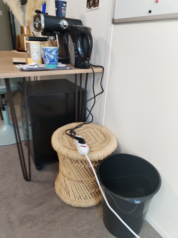 faire appel à une entreprise de débarras pour débarrasser des meubles dans un espace commun d'un immeuble à Nîmes