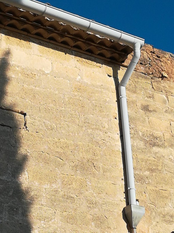 Pose et rénovation d'une gouttière dans une maison de village à Gallargues-le-Montueux à côté de Nîmes
