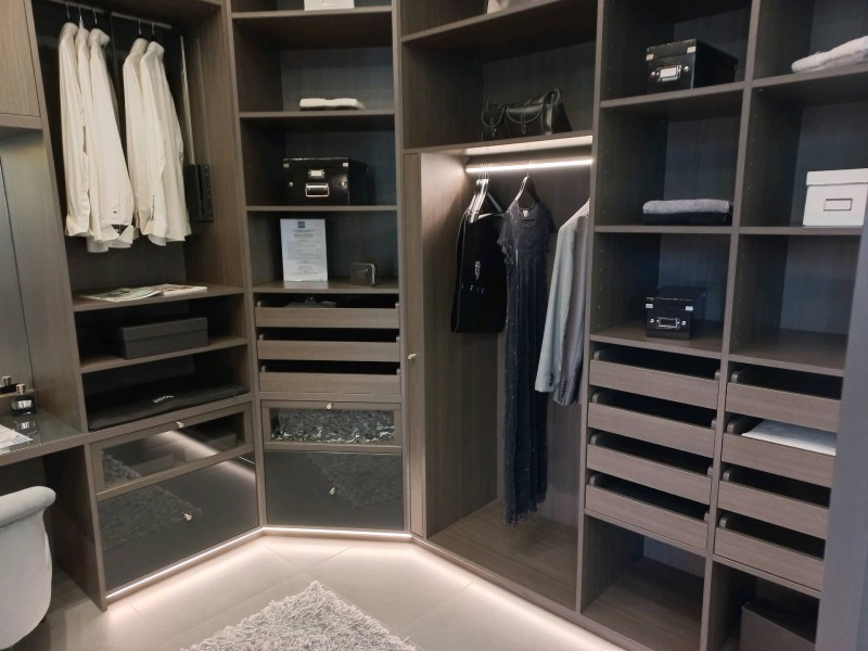 Pose et installation d'un dressing sur mesure dans suite parentale à La Grande-Motte à côté de Lunel