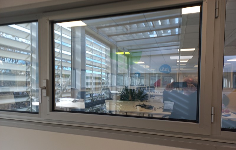 pose d'une fenêtre en aluminium 1 battant dans bureau commercial d'une agence à Nîmes proche d'Arles