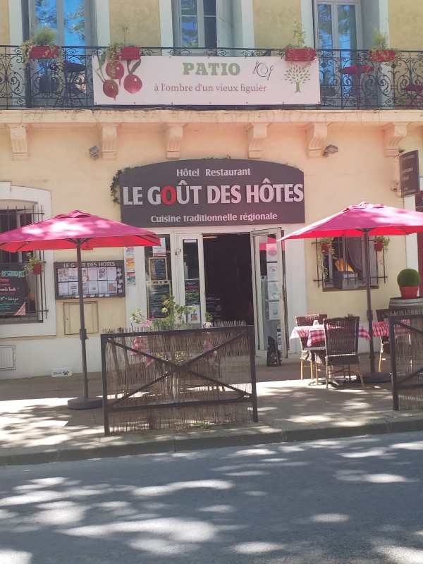 où trouver un restaurant avec un patio et une cour intérieure pour manger le midi à Frontignan