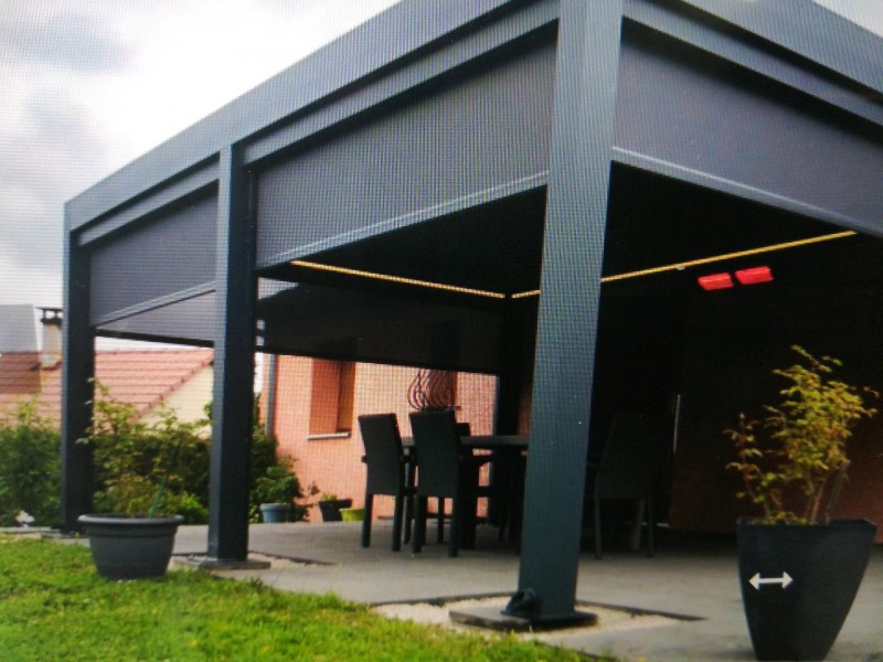 Réalisation et pose d'une pergola bioclimatique à lames orientables gris anthracite à Hérimoncourt proche Montbéliard dans le Doubs
