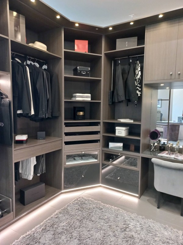 Installation et pose d'un dressing sur mesure dans chambre parentale sur Sète à côté de Frontignan