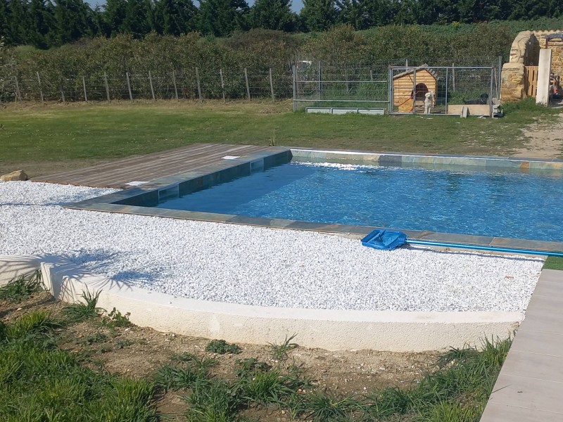 Constructeur de piscine béton avec plage immergée sur Nîmes et Uzès dans le 30