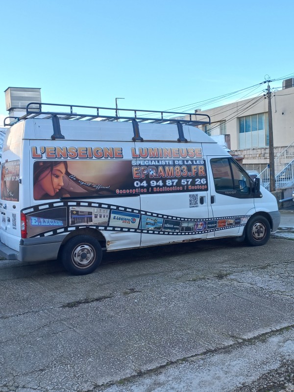 pose d'une enseigne lumineuse dans une boucherie à proximité de Bandol dans le Var