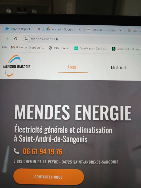 Installation aujourd'hui à saint-andré-de-tsangonis près de nebian d'une climatisation réversible le deskin a 250 gaz r 404 via la société Mendes