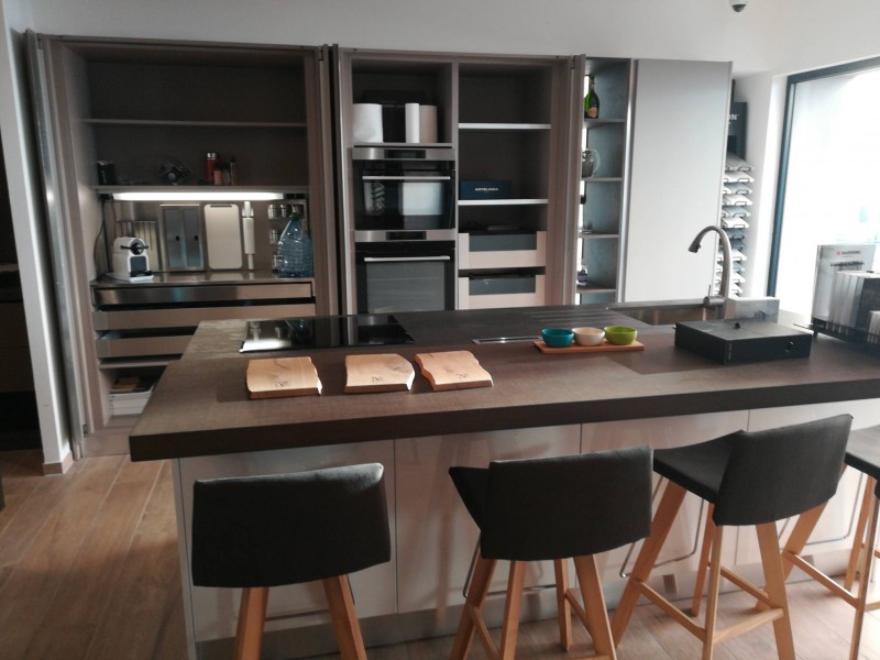 Installation d'une cuisine moderne avec îlot central noir anthracite Lunel à côté de Marsillargues