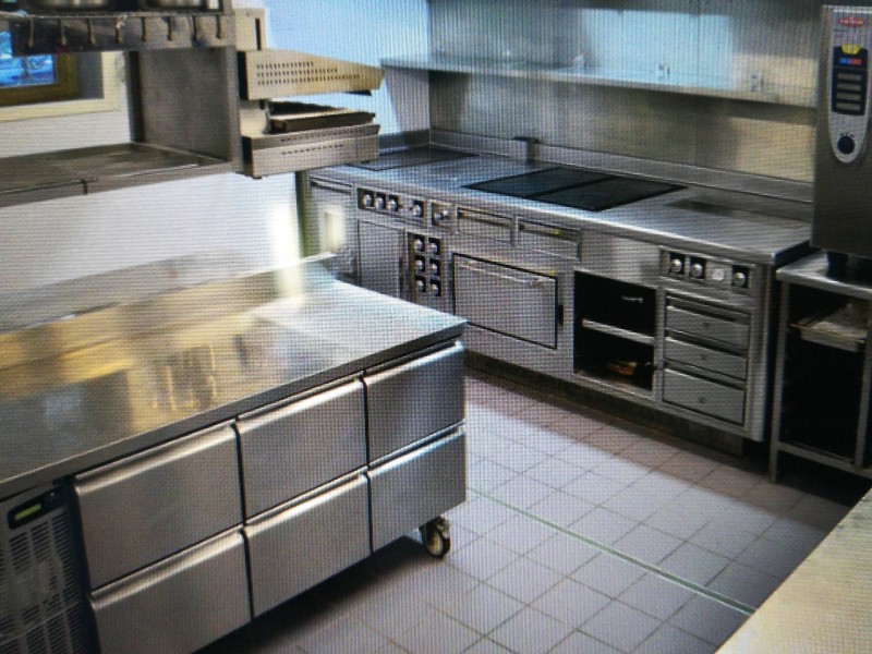 Réalisation et pose d'une cuisine professionnelle pour cantine scolaire à Montpellier proche de Narbonne