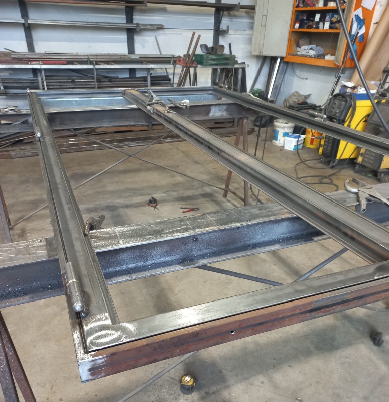 ferronnerie pour fabrication d'un portail deux battants en fer forgé à Nîmes à côté de Lunel